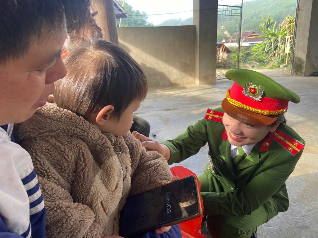Công an xã ân cần hỏi han, chăm sóc các cháu