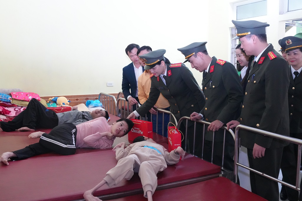 Cục Viễn thông và Cơ yếu (Bộ Công an), Công an tỉnh Nghệ An và Công ty CP Dệt may Hà Nội thăm, tặng quà trẻ em có hoàn cảnh khó khăn, trẻ mồ côi, khuyết tật tại Cơ sở bảo trợ xã hội Hiền Lương    