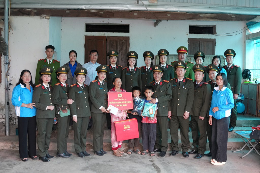 Đoàn thăm, tặng quà cháu Đinh Viết Tài 