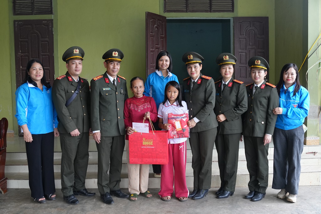  Đoàn thăm, tặng quà cháu Nguyễn Thị Hồng Nhung