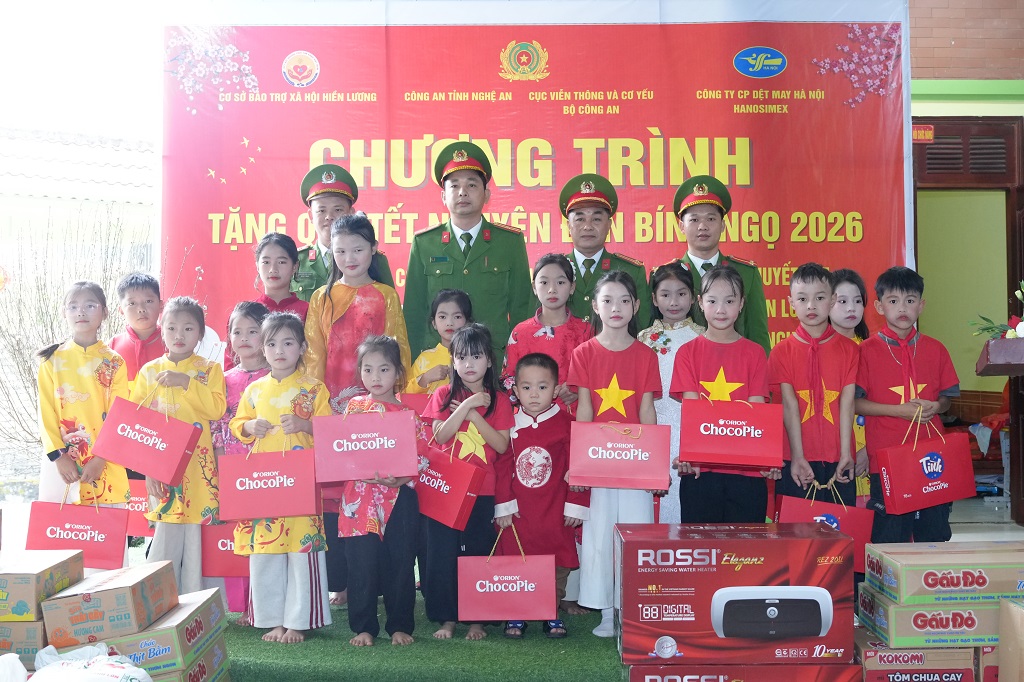 Công an xã Đông Thành và Ủy ban MTTQ xã cùng đơn vị liên quan trao tặng nhiều phần quà ý nghĩa