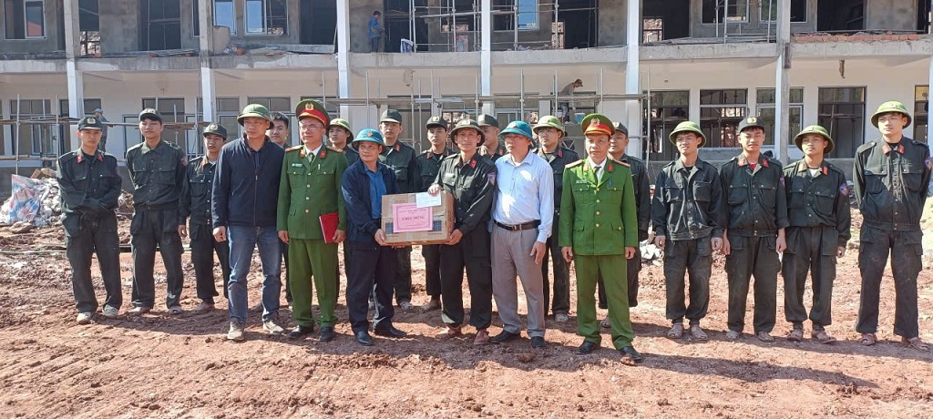 Tặng quà động viên lực lượng Cảnh sát cơ động Công an tỉnh tham gia hỗ trợ hoàn thiện công trình