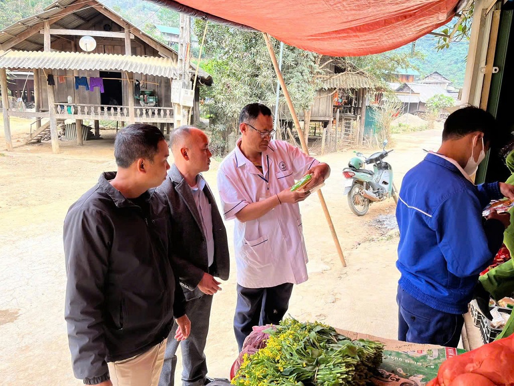 Công an xã Bắc Lý và ban, ngành ra quân kiểm tra vệ sinh ATTP