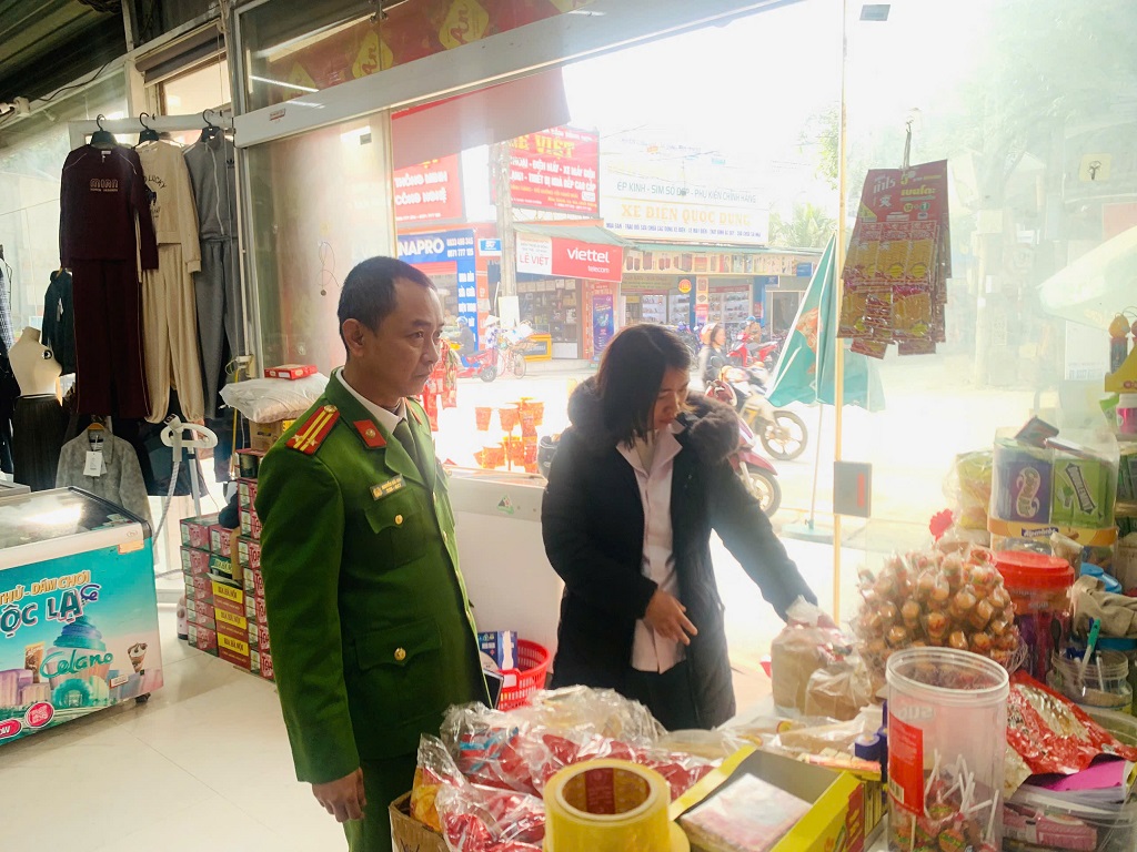 Nhằm bảo đảm an toàn thực phẩm (ATTP) trong dịp Tết Nguyên đán và mùa lễ hội, Công an xã Bích Hào phối hợp với ban, ngành, đoàn thể triển khai đồng bộ nhiều biện pháp kiểm tra, giám sát hoạt động sản xuất, kinh doanh thực phẩm.