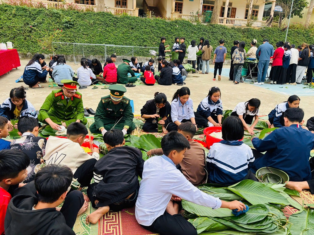 Công an xã Na Loi và Đồn Biên phòng Na Loi cùng giáo viên, phụ huynh tổ chức gói bánh truyền thống trong không khí đầm ấm, vui tươi 