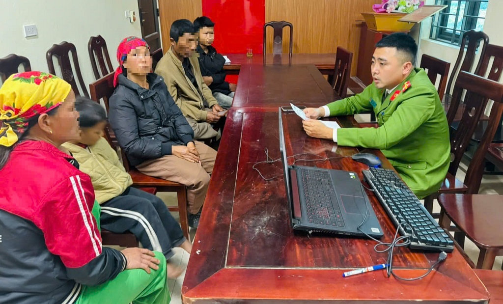 Công an xã Na Loi gặp gỡ, trao đổi, giáo dục học sinh chưa ngoan; làm việc trực tiếp với phụ huynh nhằm nâng cao trách nhiệm quản lý, giáo dục con em tại gia đình