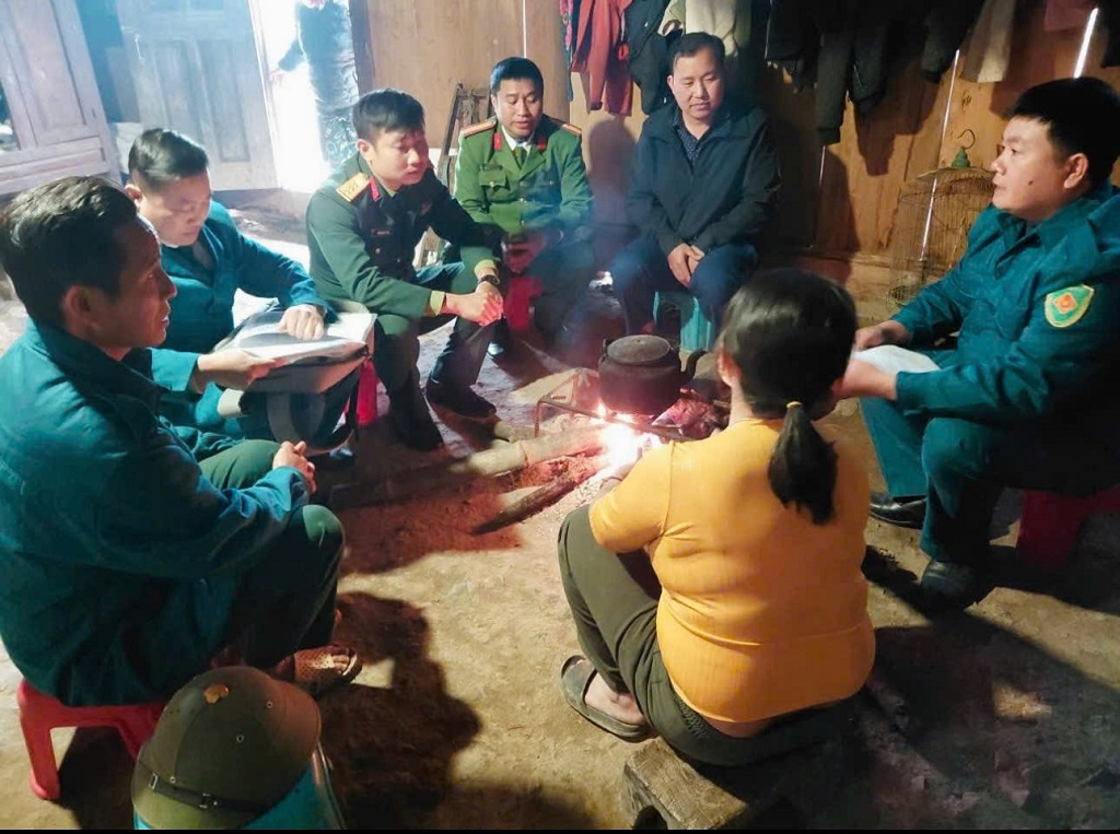 Công an xã và Ban CHQS xã lắng nghe ý kiến, tâm tư, nguyện vọng của già làng, trưởng bản, người có uy tín trong đồng bào dân tộc thiểu số