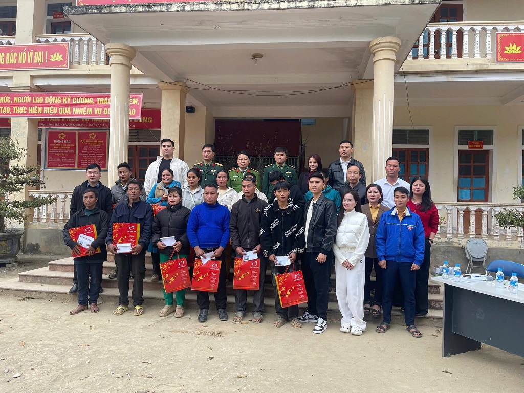  Công an xã Bắc Lý phối hợp Quỹ Thiện Tâm trao quà tặng người dân rẻo cao