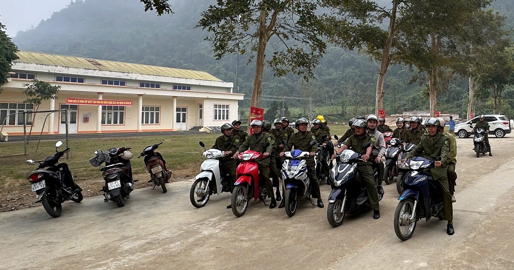 Công an xã phối hợp lực lượng chức năng giải tỏa hành lang ATGT
