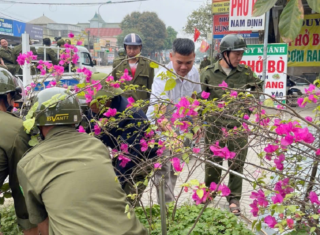 Công an xã phối hợp lực lượng chức năng giải tỏa hành lang ATGT