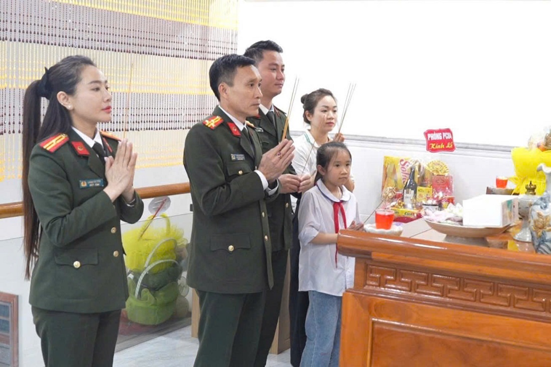 Đoàn công tác thắp hương tri ân Liệt sĩ Sầm Quốc Nghĩa