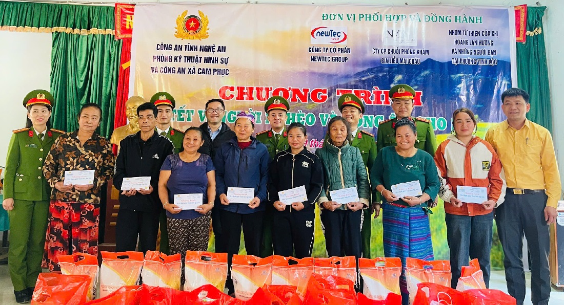 Công an xã Cam Phục và Phòng Kỹ thuật hình sự tặng quà người dân tại bản Cam