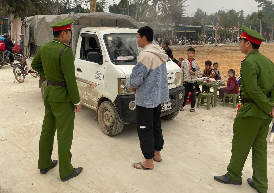 Lực lượng chức năng tập trung tuyên truyền, nhắc nhở người dân chấp hành nghiêm quy định của pháp luật về TTATGT