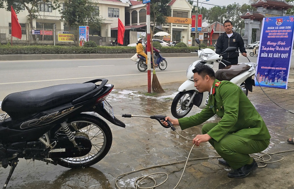 Công an xã tham gia hoạt động rửa xe ủng hộ người nghèo