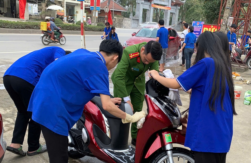 Công an xã phối hợp các đơn vị tham gia hoạt động rửa xe ủng hộ người nghèo