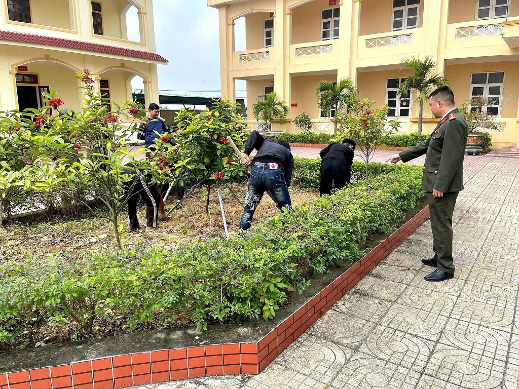 Công an xã hướng dẫn, giáo dục “học sinh chưa ngoan” lao động công ích
