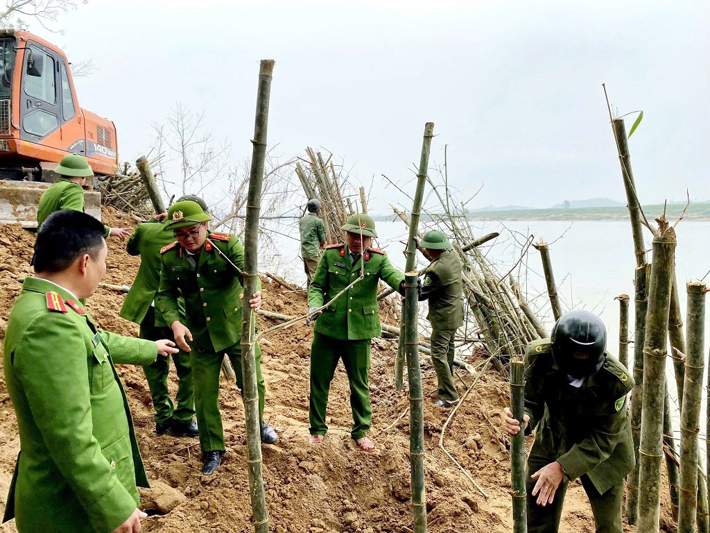 Công an xã tham gia trồng tre khu vực ven bờ sông Lam