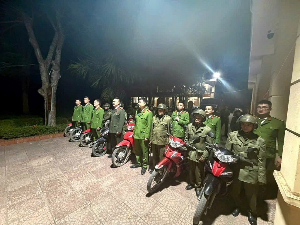 Công an xã tăng cường tuần tra vũ trang
