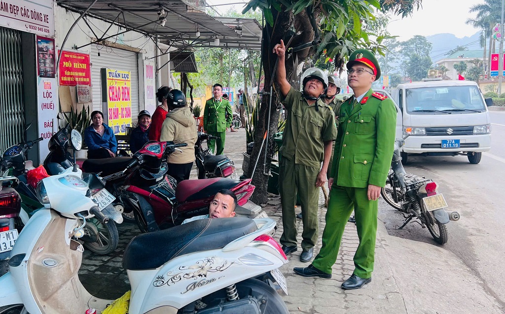 Công an xã tổ chức ra quân, nhắc nhở người dân tự giác giải toả hành lang