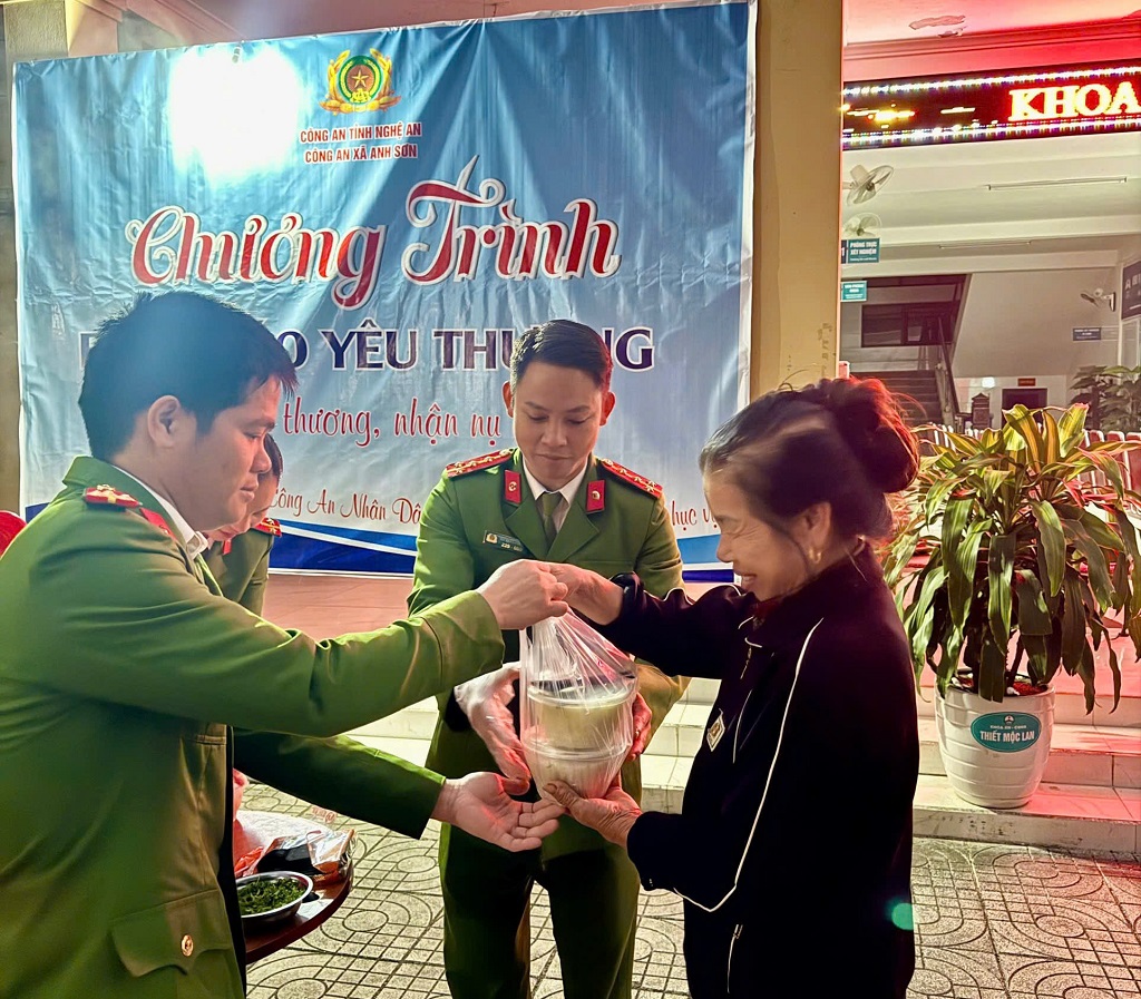 Công an xã tận tình hỗ trợ người dân