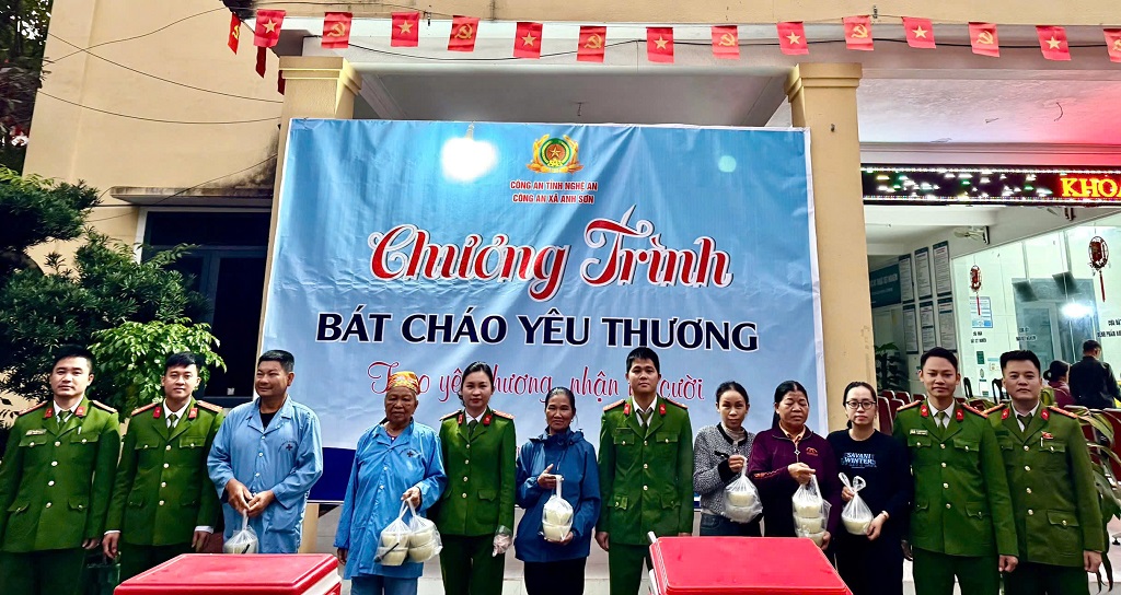 Công an xã tận tình hỗ trợ người dân