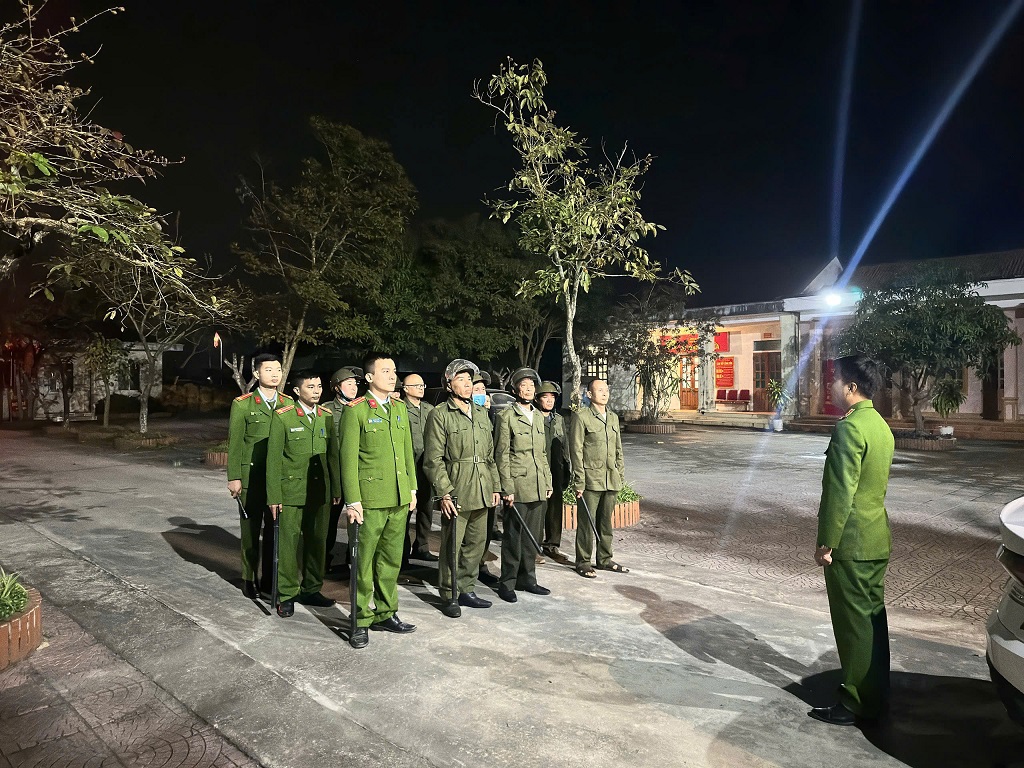 Công an xã tăng cường tuần tra vũ trang