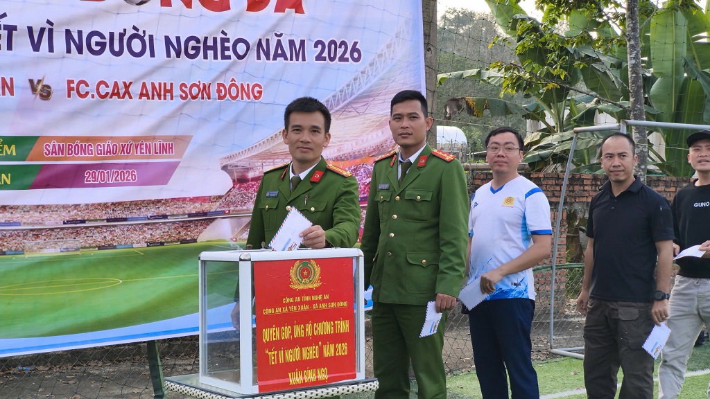 Công an xã ủng hộ tại trận đấu