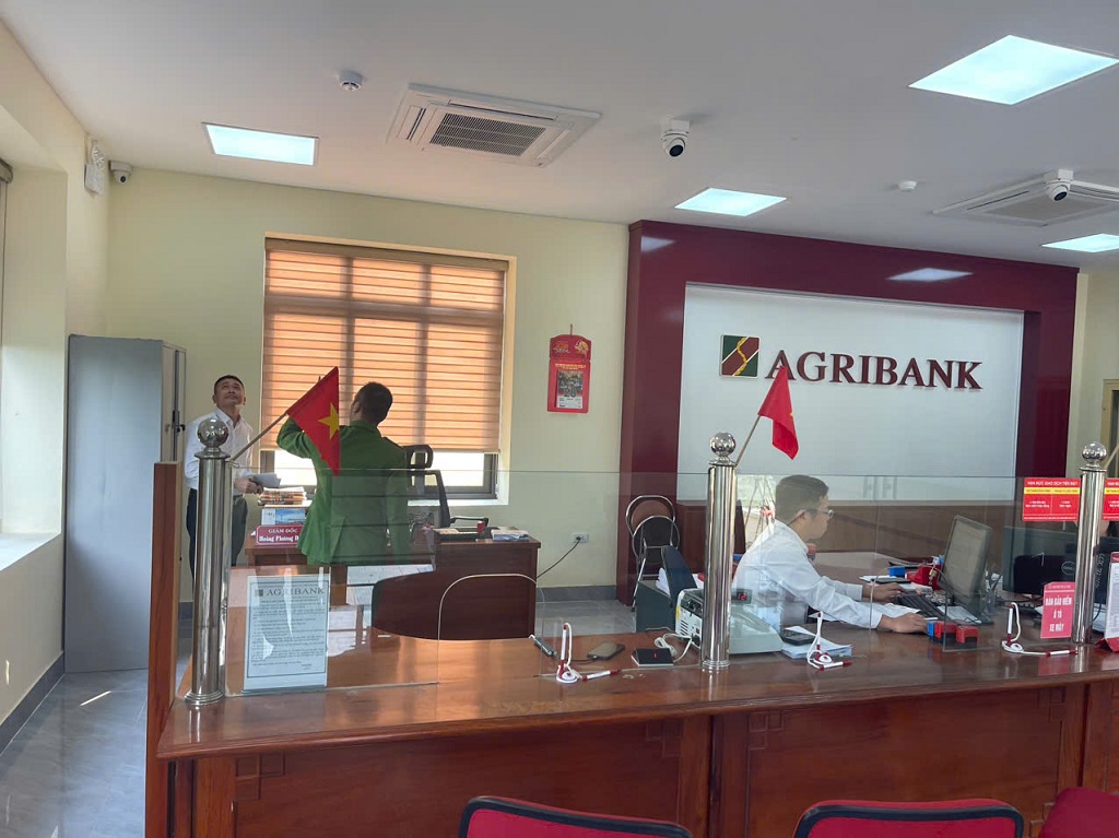 Công an xã kiểm tra hệ thống camera an ninh