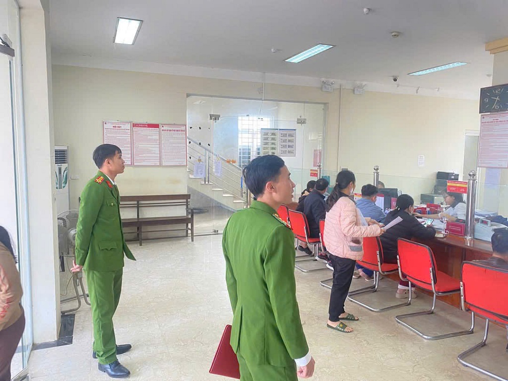 Công an xã kiểm tra hệ thống camera an ninh tại ngân hàng