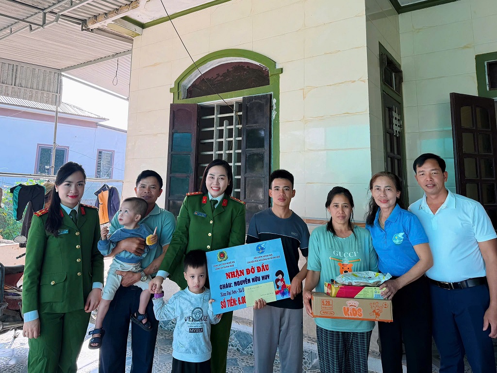 Chi hội Phụ nữ Công an xã Đại Huệ nhận đỡ đầu trẻ em có hoàn cảnh khó khăn 