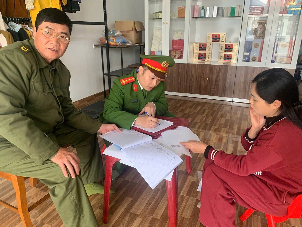 Công an xã Đông Hiếu kiểm tra cư trú kết hợp tuyên truyền, phổ biến pháp luật cho người dân