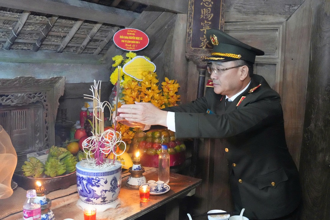 Đồng chí Thượng tướng Phạm Thế Tùng - Ủy viên Ban Chấp hành Trung ương Đảng, Ủy viên Ban Thường vụ Đảng ủy Công an Trung ương, Thứ trưởng Bộ Công an dâng hương tưởng niệm nhân Lễ giỗ lần thứ 125 của Bà Hoàng Thị Loan - thân mẫu Chủ tịch Hồ Chí Minh