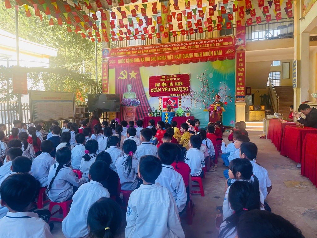 Công an xã Tam Thái tổ chức “Xuân yêu thương” lồng ghép tuyên truyền phổ biến pháp luật 