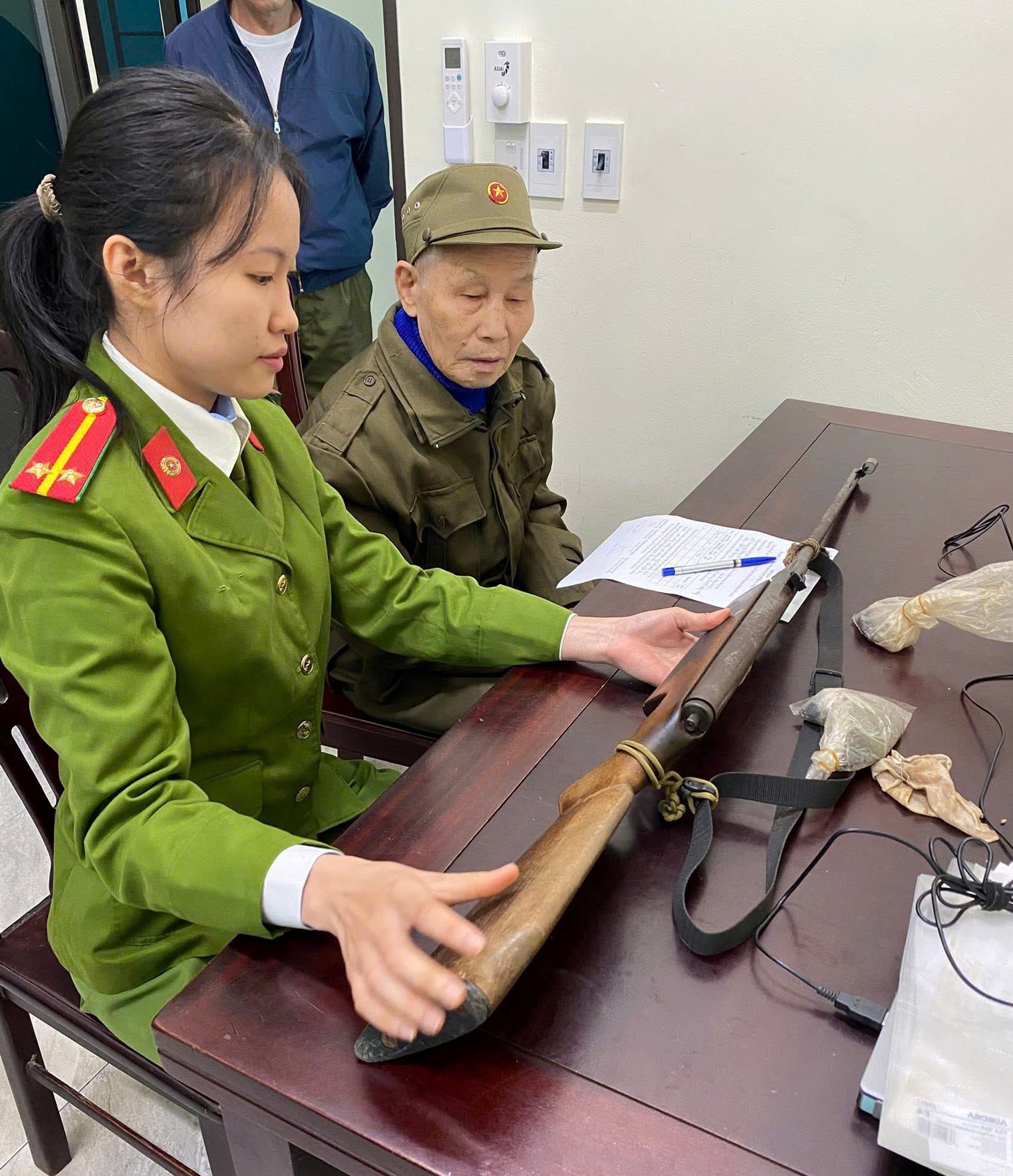 Người dân tự nguyện giao nộp vũ khí, vật liệu nổ, công cụ hỗ trợ