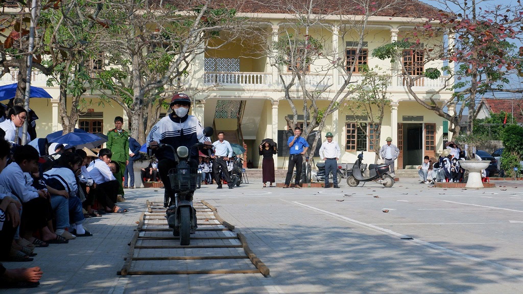 Hướng dẫn kỹ năng lái xe gắn máy an toàn cho học sinh khối THPT