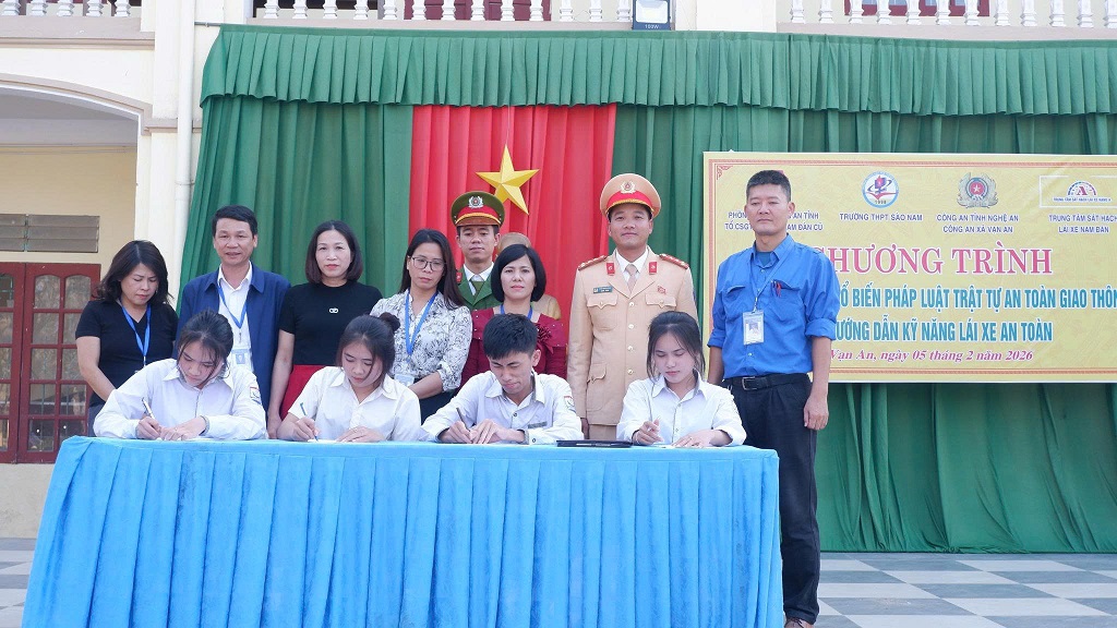 Đại diện học sinh ký cam kết