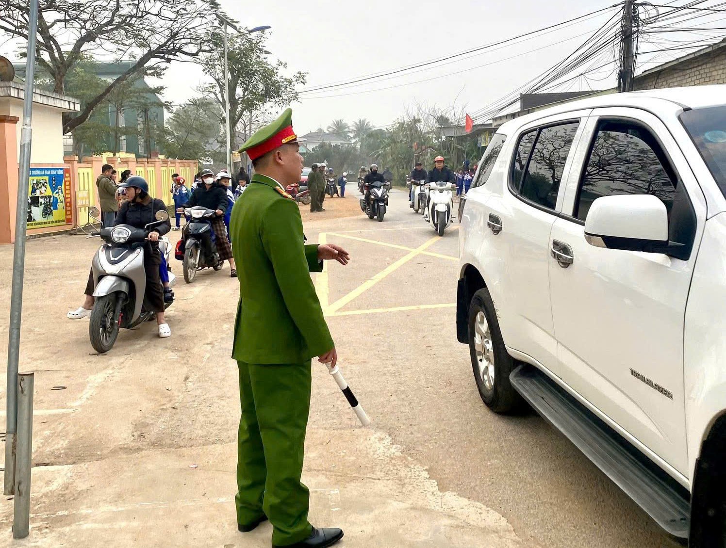 Công an xã tổ chức phân luồng, hướng dẫn giao thông; phối hợp nhắc nhở phụ huynh, học sinh chấp hành quy định khi tham gia giao thông