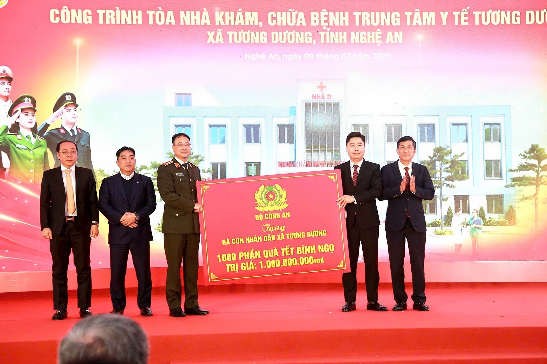 Bộ Công an trao 1.000 phần quà Tết tặng bà con nhân dân xã Tương Dương