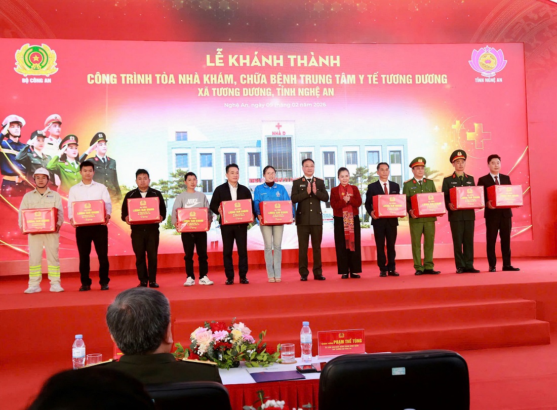 Đồng chí Thượng tướng Phạm Thế Tùng, Ủy viên Ban Chấp hành Trung ương Đảng, Ủy viên Ban Thường vụ Đảng ủy Công an Trung ương, Thứ trưởng Bộ Công an và đồng chí Võ Thị Minh Sinh, Phó Bí thư Tỉnh ủy, Chủ tịch Ủy ban Mặt trận Tổ quốc tỉnh, Trưởng đoàn Đại biểu Quốc hội tỉnh Nghệ An trao 10 suất quà của đồng chí Bộ trưởng Bộ Công an tặng các tập thể có thành tích xuất sắc trong xây dựng tòa nhà khám chữa bệnh Trung tâm Y tế Tương Dương