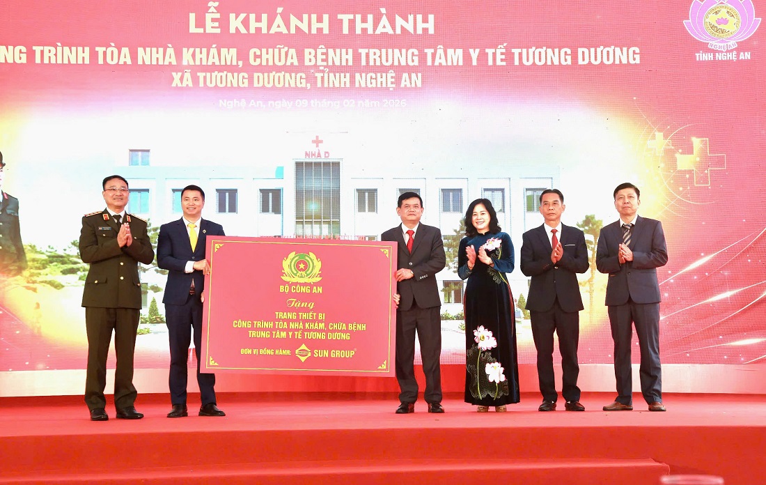 Bộ Công an trao tặng biển biểu trưng trang thiết bị lắp đặt tại công trình tòa nhà khám, chữa bệnh Trung tâm Y tế Tương Dương