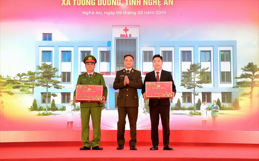 Đồng chí Thượng tướng Phạm Thế Tùng, Ủy viên Ban Chấp hành Trung ương Đảng, Ủy viên Ban Thường vụ Đảng ủy Công an Trung ương, Thứ trưởng Bộ Công an tặng quà Công an xã Tương Dương và UBND xã Tương Dương nhân dịp Tết Nguyên đán 2026