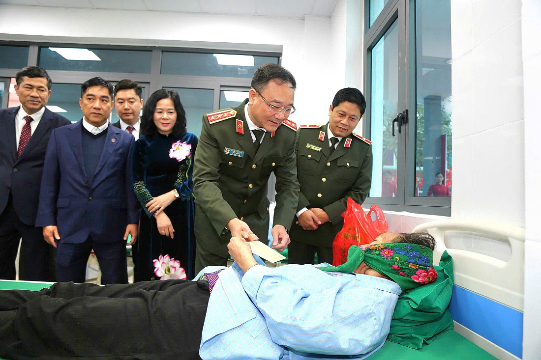 Đồng chí Thượng tướng Phạm Thế Tùng, Ủy viên Ban Chấp hành Trung ương Đảng, Ủy viên Ban Thường vụ Đảng ủy Công an Trung ương, Thứ trưởng Bộ Công an trao quà tặng các bệnh nhân đang điều trị tại Trung tâm Y tế Tương Dương