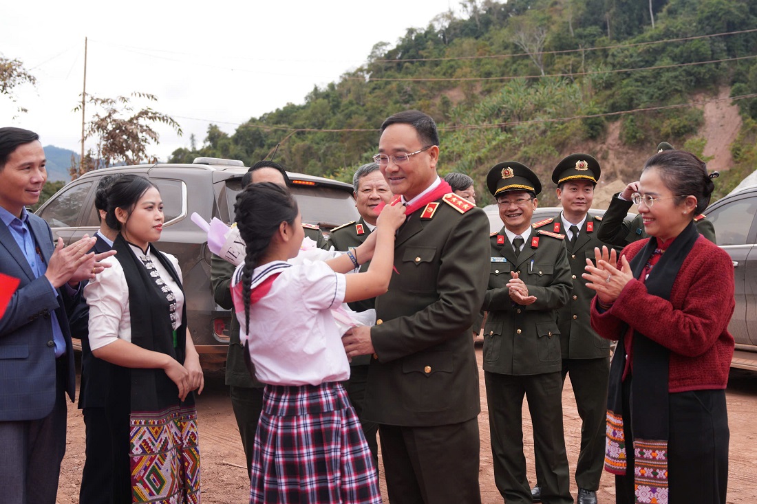 Đồng chí Thượng tướng Phạm Thế Tùng, Ủy viên Ban Chấp hành Trung ương Đảng, Ủy viên Ban Thường vụ Đảng ủy Công an Trung ương, Thứ trưởng Bộ Công an đón nhận tình cảm của đồng bào các dân tộc xã biên giới tỉnh Nghệ An