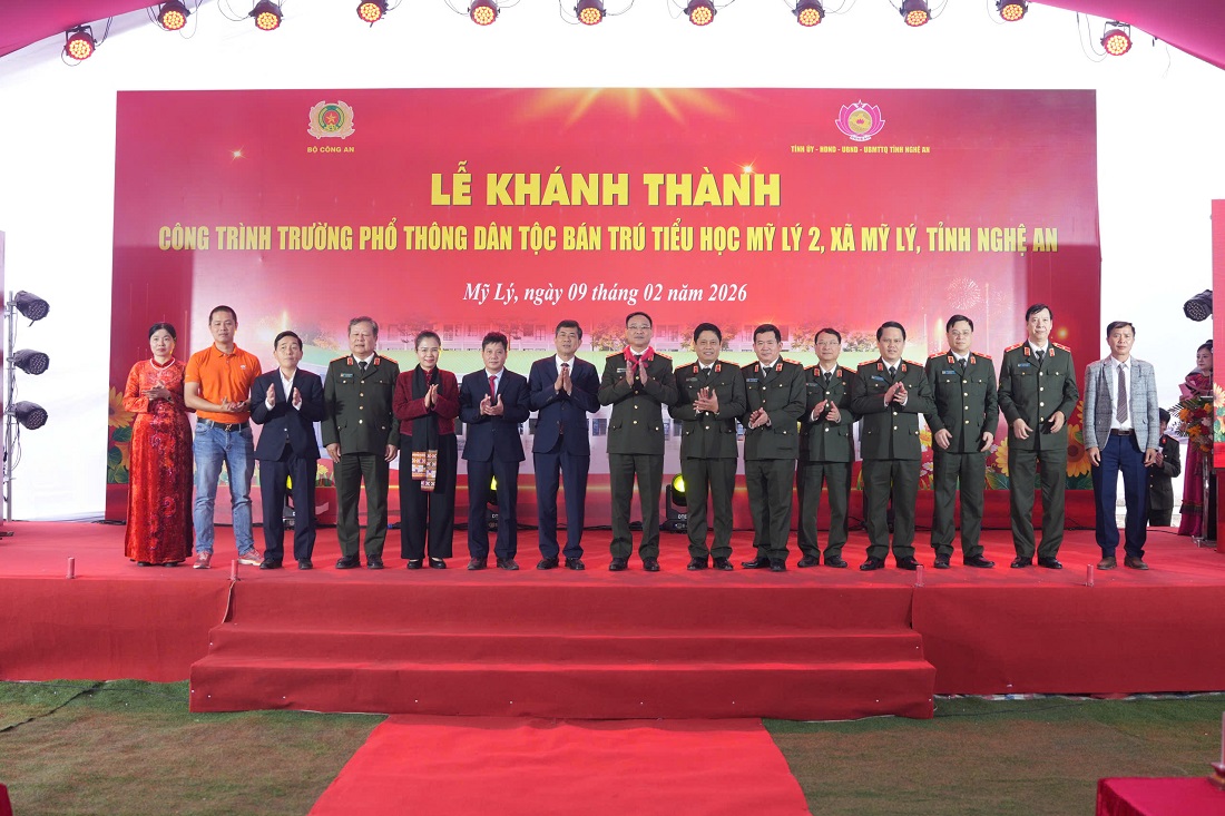 Đoàn đại biểu chụp ảnh lưu niệm