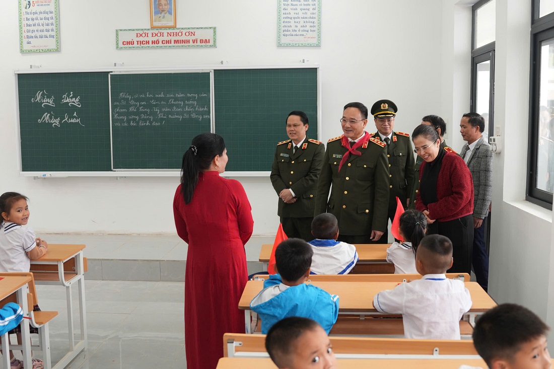 Đồng chí Thượng tướng Phạm Thế Tùng, Ủy viên Ban Chấp hành Trung ương Đảng, Ủy viên Ban Thường vụ Đảng ủy Công an Trung ương, Thứ trưởng Bộ Công an cùng đoàn đại biểu tham quan các lớp học Trường Phổ thông dân tộc bán trú tiểu học Mỹ Lý 2