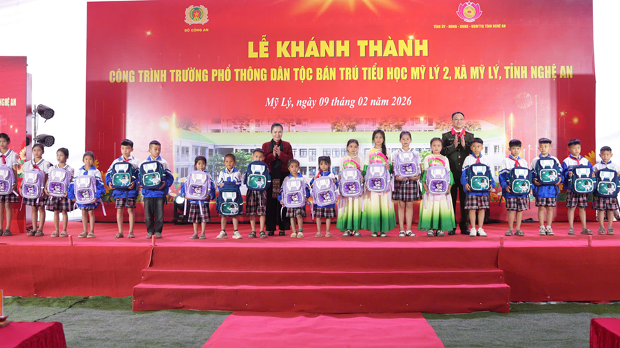 Đồng chí Thượng tướng Phạm Thế Tùng, Ủy viên Ban Chấp hành Trung ương Đảng, Ủy viên Ban Thường vụ Đảng ủy Công an Trung ương, Thứ trưởng Bộ Công an và đồng chí Võ Thị Minh Sinh, Phó Bí thư Tỉnh ủy, Chủ tịch Ủy ban MTTQ tỉnh, Trưởng đoàn Đại biểu Quốc hội tỉnh trao tặng sách, cặp sách, đồ dùng học tập cho học sinh có hoàn cảnh khó khăn