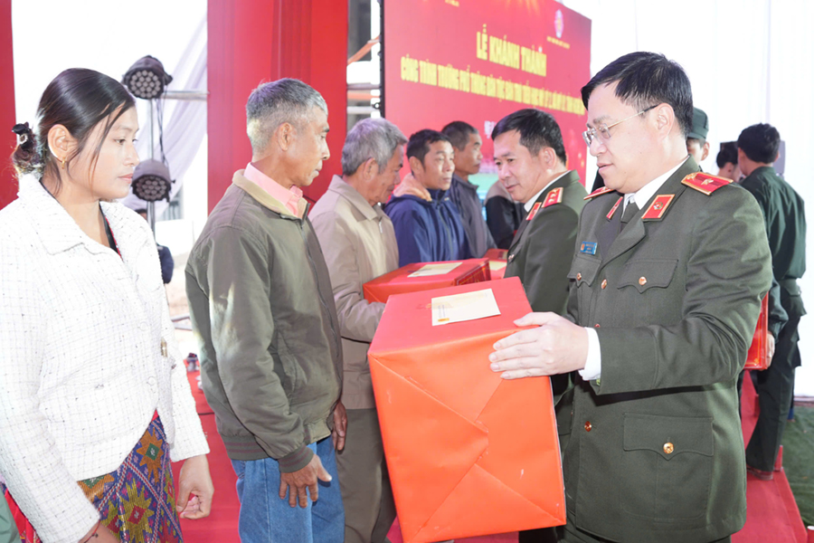 Lãnh đạo Bộ Công an, Lãnh đạo Công an tỉnh Nghệ An trao quà tặng gia đình có hoàn cảnh khó khăn