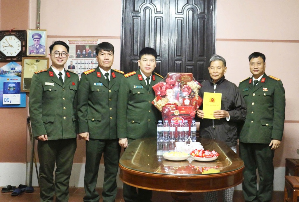 Đồng chí Đại tá Trần Hồng Quang, Phó Giám đốc Công an tỉnh tặng quà chúc Tết đồng chí Đại tá Trần Phồn, nguyên Giám đốc Công an tỉnh