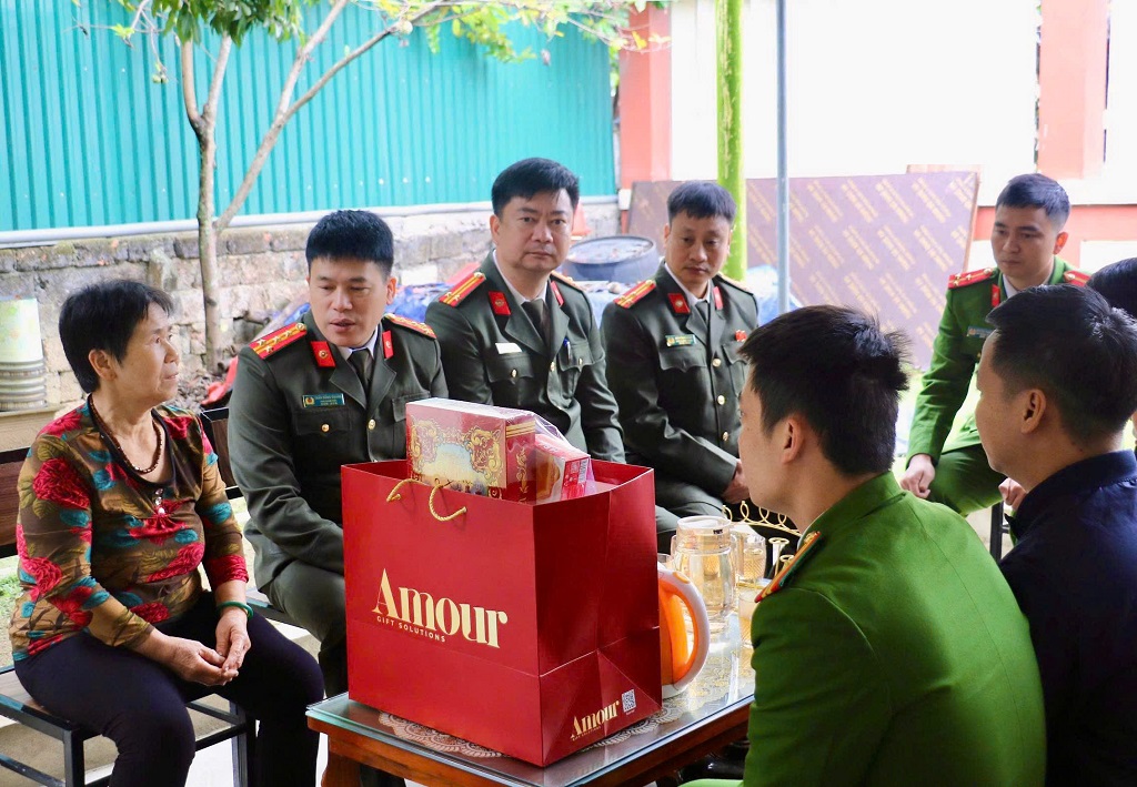 Tặng quà, động viên gia đình đồng chí Đại úy Lê Mạnh Hùng, Công an xã Thần Lĩnh