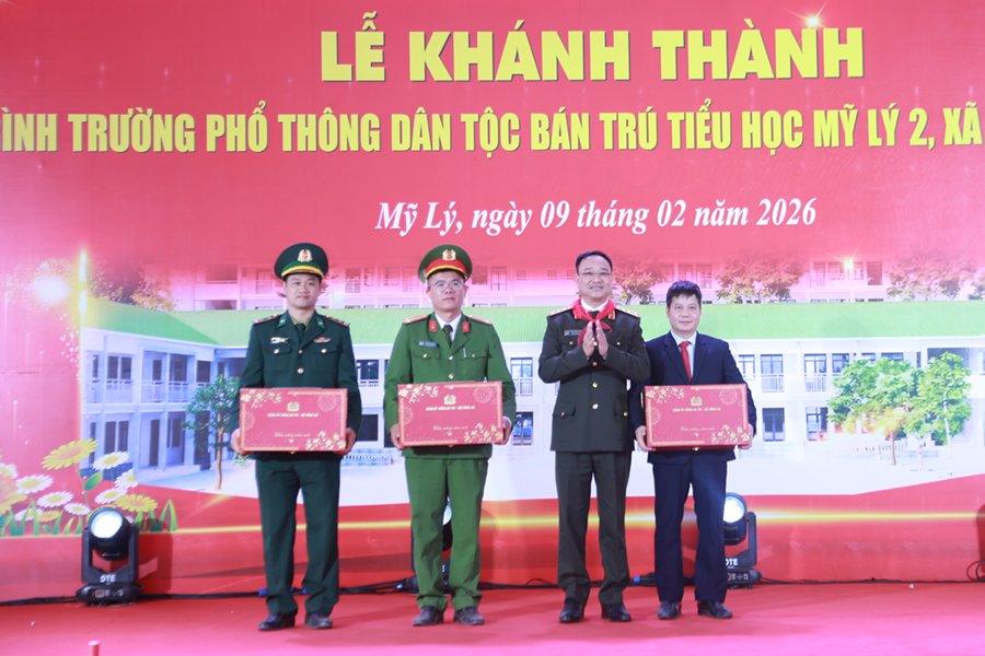 Đồng chí Thượng tướng Phạm Thế Tùng, Ủy viên Ban Chấp hành Trung ương Đảng, Ủy viên Ban Thường vụ Đảng ủy Công an Trung ương tặng 
